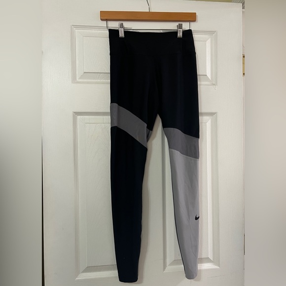 NIKE Colorblock High Waisted Leggings - Picture 4 of 5